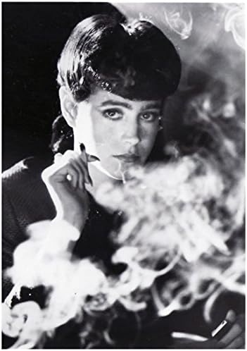 Блејд Ранер Шон Јанг како Рачаел пуши цигара B & W 8 x 10 инчи фотографија